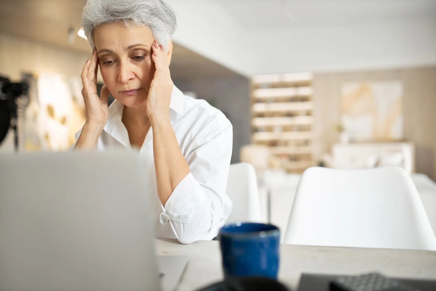 Mujer frente a una computadora reflexionando sobre su siguiente etapa