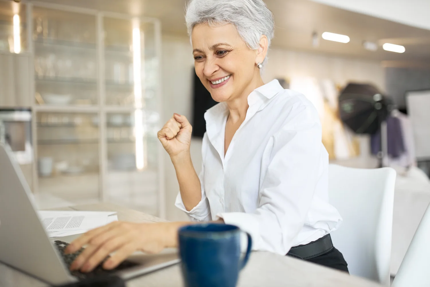 Mujer utilizando una computadora con confianza